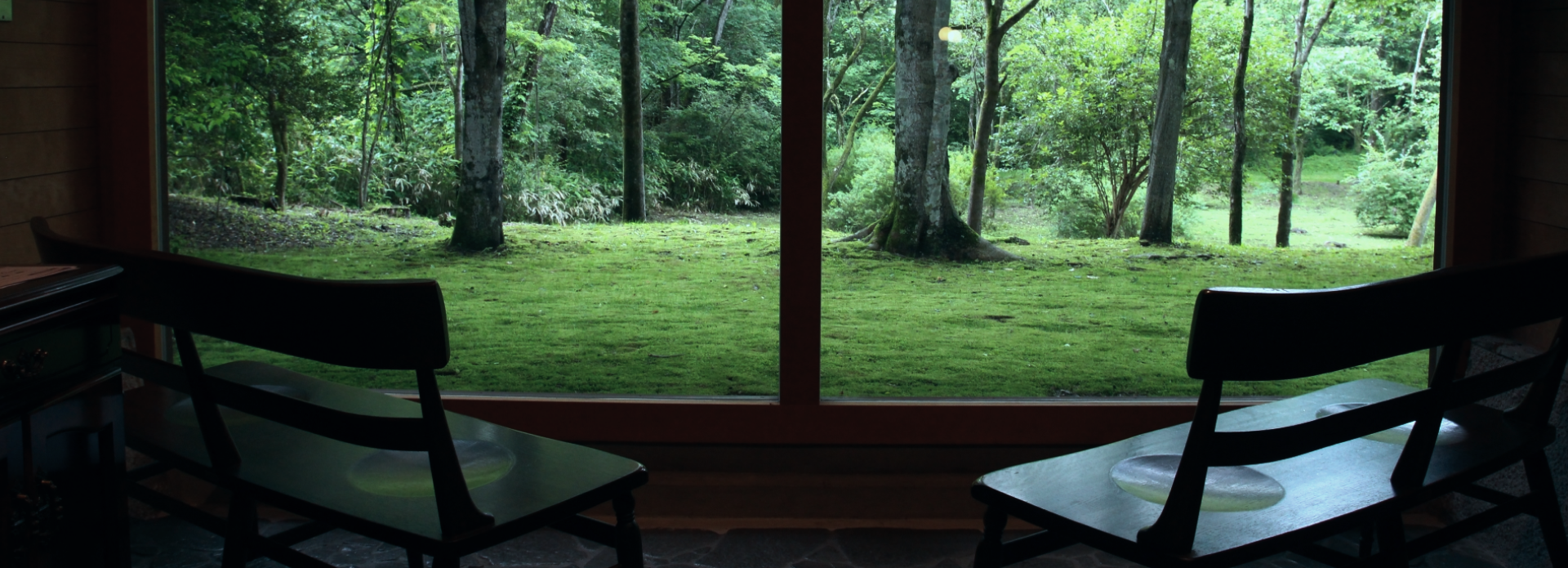 窓から森が見えるリラックスルーム